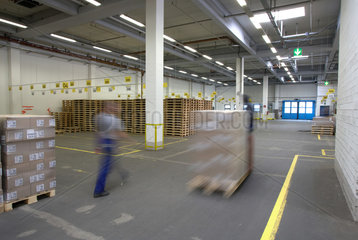 Berlin  Deutschland  in der Versandhalle der Dock 100 Logistik GmbH