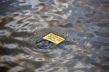 London  Grossbritannien  Krisensymbolfoto  BUSINESS OPEN AS USUAL schwimmt im Wasser