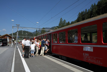 Tiefencastel  Schweiz  ein Zug der Rhaetischen Bahn haelt am Bahnsteig