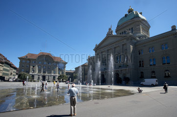 Bern  Schweiz  der Bundesplatz mit der Schweizerischen Nationalbank  links  und dem Bundeshaus