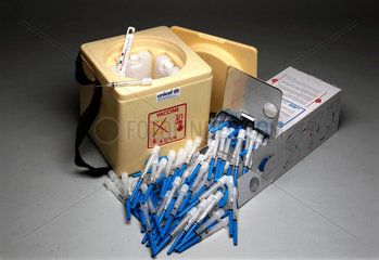 Vaccine carrier and single use syringes  Indian  1994.