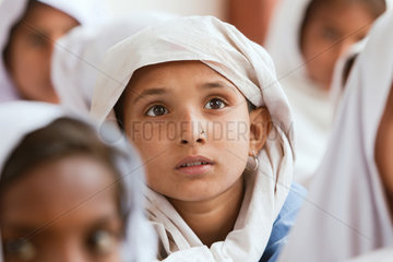 Chabakpur  Pakistan  Portrait eines Schulmaedchens