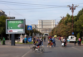 Bukarest  Rumaenien  Strassenszene am Platz der Einheit