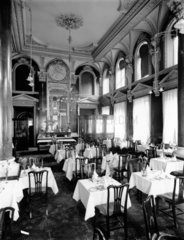 Tea room in the Great Western Hotel at Padd