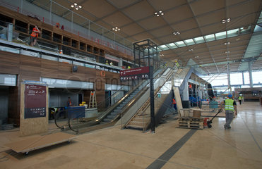 Schoenefeld  Deutschland  letzte Bauarbeiten in der Haupthalle des neuen Flughafen Berlin Brandenburg