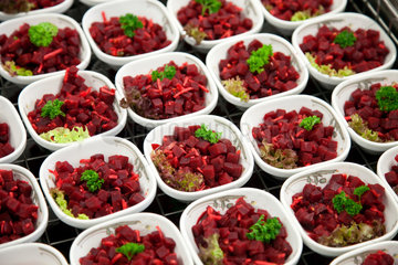Essen  Deutschland  Schaelchen mit Rote Beete Salat in einer Grosskueche im Krankenhaus