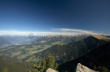 Ortisei  Italien  Panoramablick vom Gipfel des Ausserraschoetz Richtung Brixen