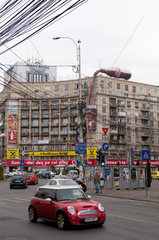 Bukarest  Rumaenien  der Platz Romana mit Telefonkabelgewirr und einer Coca Cola Fassadenwerbung
