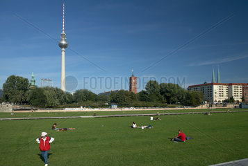 Berlin  Deutschland  Besucher liegen und sitzen auf der Rasenflaeche am Schlossplatz
