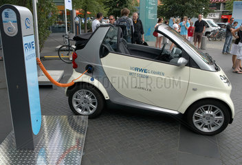 Berlin  Deutschland  ein Smart Kleinwagen an einer Ladestation von RWE Autostrom