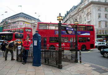London  Grossbritannien  Routemaster und Undergroundstation auf dem Piccadilly Circus