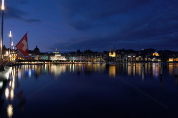 Luzern  Schweiz  Stadtansicht von Luzern am Vierwaldstaettersee am Abend