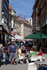 Bukarest  Rumaenien  gut besuchte Fussgaengerzone in der Altstadt