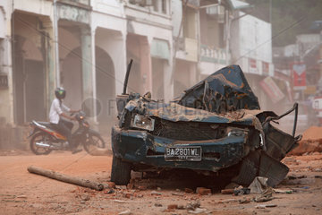 Padang  Indonesien  ein vom Erdbeben zerstoertes Auto