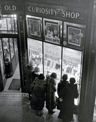 People shopping in a London arcade  23 Dece