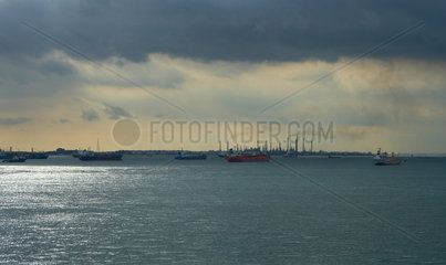 Singapur  Republik Singapur  Schiffe auf Reede vor der Insel Sentosa