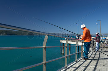 Lorne  Australien  Angler am Pier von Lorne in der Loutit Bay
