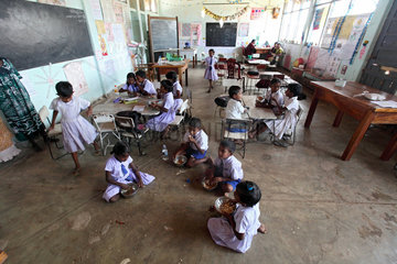 Navatkerny  Sri Lanka  Kinder beim Mittagessen in der Schule