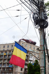 Bukarest  Rumaenien  Telefonkabelgewirr und Nationalflagge an einem Laternenmast
