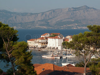 Postira  Kroatien  Insel Brac  Landschaft mit dem Hafen von Postira