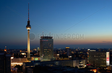 Berlin  Deutschland  der Alexanderplatz im Abendlicht