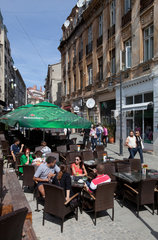 Bukarest  Rumaenien  ein gut besuchtes Restaurant in der Altstadt
