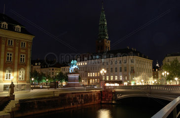 Kopenhagen  Daenemark  Blick ueber den Frederiksholms Kanal zum Hojbro Platz bei Nacht