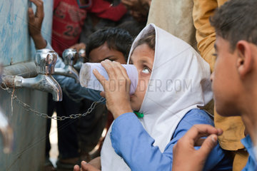 Usman Kurea  Pakistan  Kinder trinken von einem Trinkwassertank