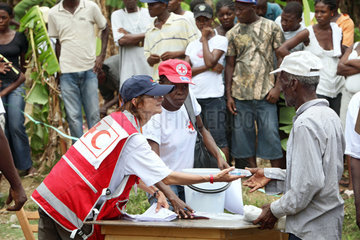 Leogane  Haiti  Hatian Red Cross Volunteers bei einer Hilfsgueter-Verteilung fuer Erdbebenopfer