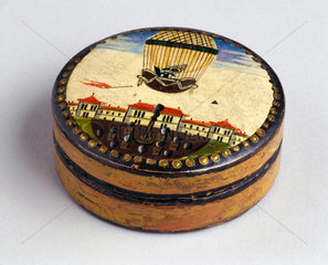 Snuff box decorated with ballooning scene  late 18th century.