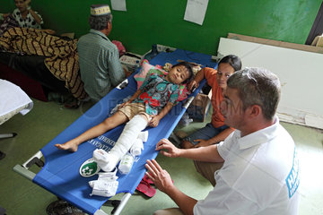 Pariaman  Indonesien  Mitarbeiter von Handicap International im Hospital bei einem verletzten Jungen