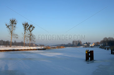 Niederfinow  Deutschland  zugefrorener Oder-Havel-Kanal
