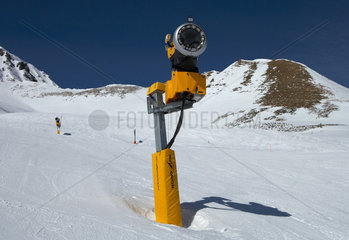 Valbella  Schweiz  eine Schneekanone im Skigebiet Staetzertaeli