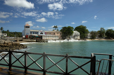 Speightstown  Barbados  Blick auf eine kleine Bucht und die Hafenstadt Speightstown