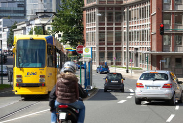 Essen  Deutschland  Strassenverkehr in der Essener Innenstadt