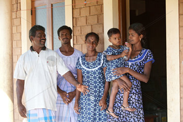 Puliyampathai  Sri Lanka  eine Familie vor ihrem neu gebauten Zuhause