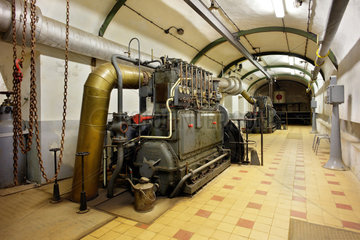 Lembach  Frankreich  Stromgenerator in den Bunkeranlage Four-a-Chaux