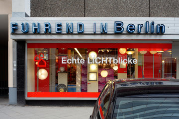 Berlin  Deutschland  Schaufenster und Werbung FUeHREND IN Berlin des Baumarktes BAUHAUS