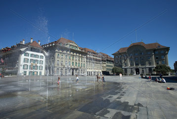 Bern  Schweiz  der Bundesplatz mit historischen Gebaeuden und der Schweizerischen Nationalbank