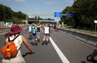 Bochum  Deutschland  Fahrradfahrer und Skater auf dem Still-Leben Ruhrschnellweg