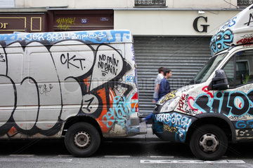 Paris  Frankreich  mit Graffiti bespruehte Lieferwagen in Paris