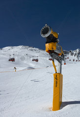 Valbella  Schweiz  eine Schneekanone im Skigebiet Staetzertaeli