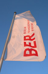 Schoenefeld  Deutschland  weisse Fahne mit dem Logo BER