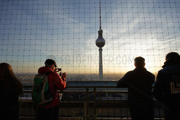 Berlin  Deutschland  Besucher auf der Aussichtsplattform auf dem Hotel ParkInn