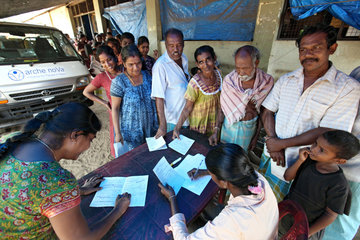 Batticaloa  Sri Lanka  Hilfsverteilung an IDPs durch die Hilfsorganisation arche noVa