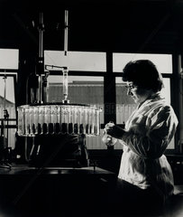 Woman at the Ferodo Chapel en le Frith Research laboratories.