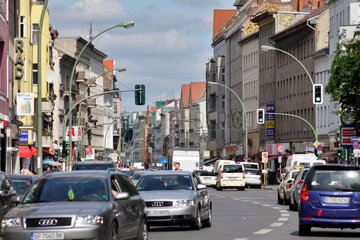 Berlin  Deutschland  Strassenverkehr in der Karl-Marx-Strasse in Berlin-Neukoelln