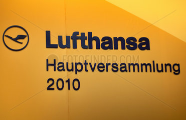 Berlin  Deutschland  Logo und Schriftzug der Lufthansa Hauptversammlung 2010