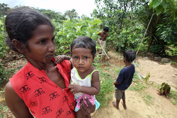 Galle  Sri Lanka  eine Mutter mit ihrem Kind auf dem Arm