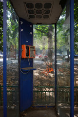 Bukarest  Rumaenien  oeffentliche Telefonzelle am Boulevard der Vereinigung